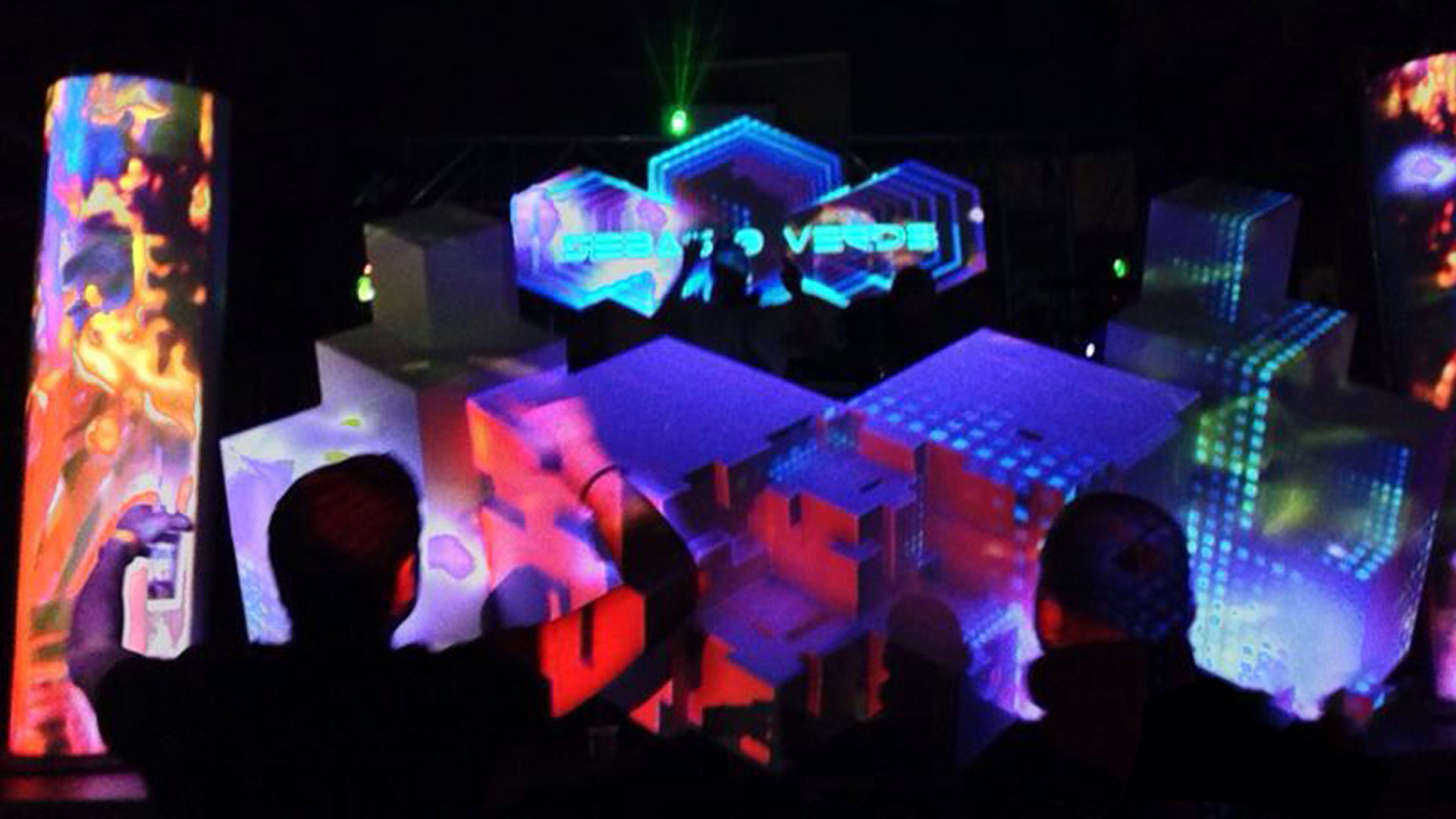Explore the world of electronic music with a show that combines stage design, video mapping, and VJing in an audio-reactive performance.